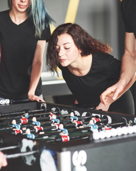 jakie gry zespołowe wybrać na imprezie firmowej, aby zintegrować uczestników