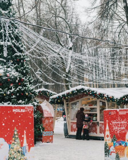Przewodnik po zimowych atrakcjach w mieście – lodowiska i jarmarki.