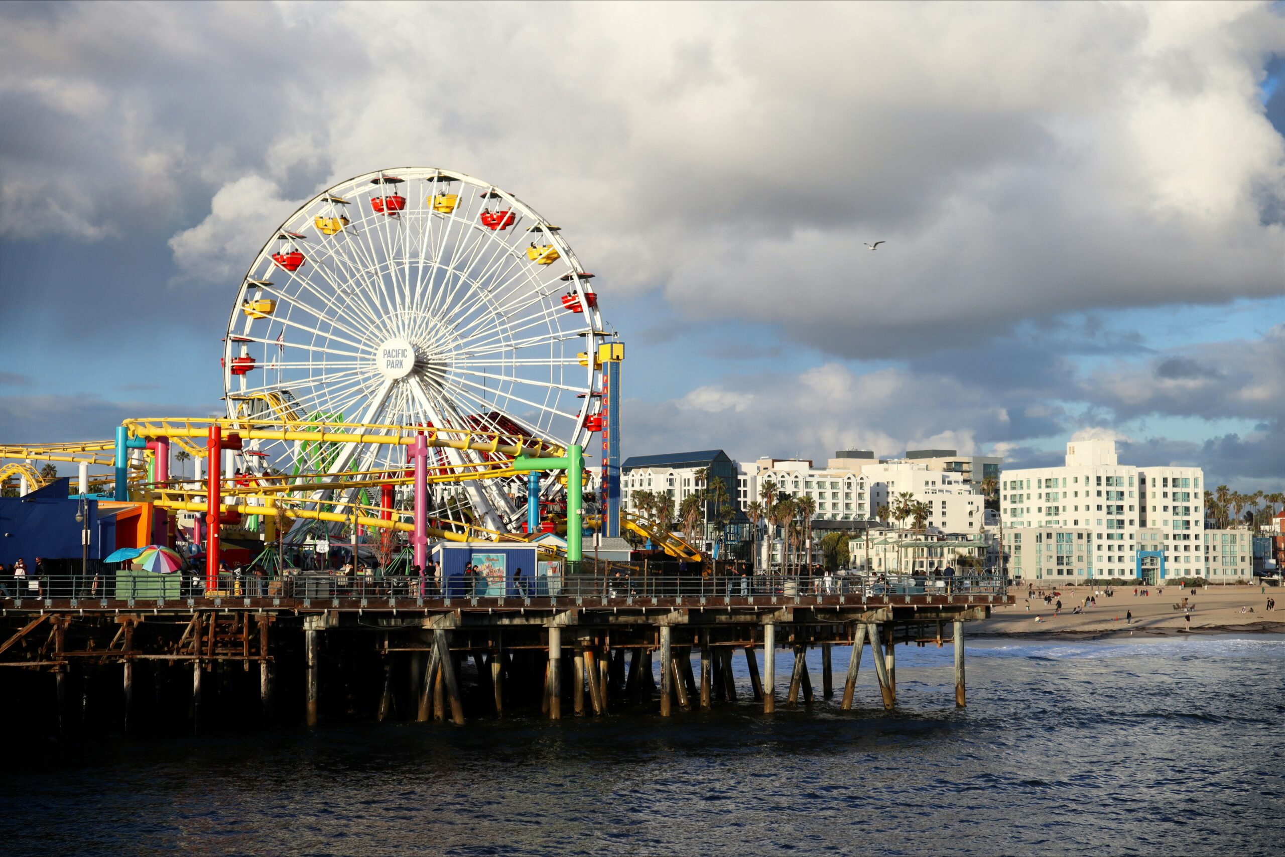widok na miasto z diabelskim młynem