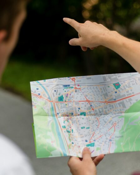 mężczyzna trzymający mapę