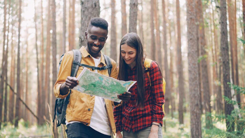 para w lesie patrząca na mapę