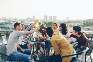 ludzie siedzący przy stoliku