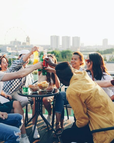 ludzie siedzący przy stoliku