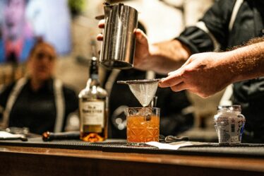 barman przygotowujący drinka