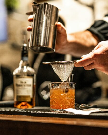 barman przygotowujący drinka