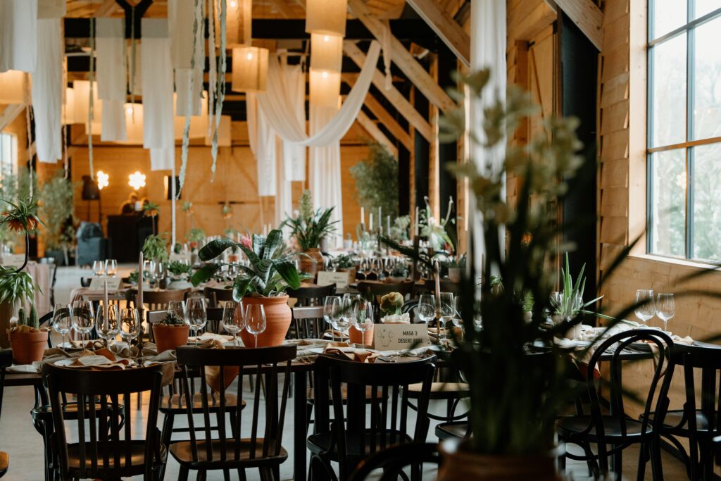 stoły w eleganckiej sali