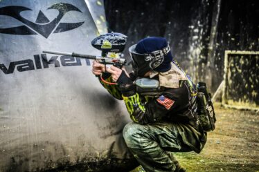 mężczyzna trzymający pistolet do paintballa