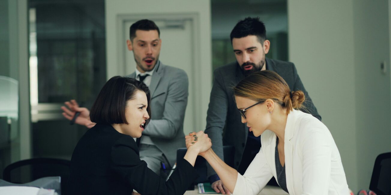 kobiety w biurze siłujące się na rękę