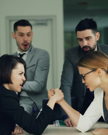 kobiety w biurze siłujące się na rękę