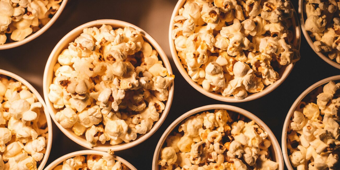 miseczki wypełnione popcornem