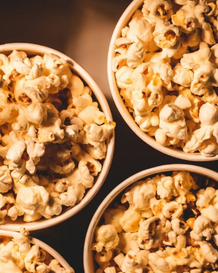 miseczki wypełnione popcornem