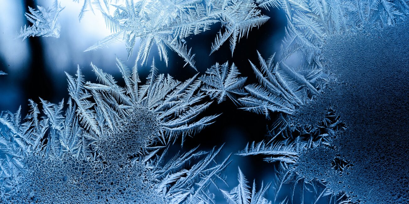 zbliżenie na mróz na oknie