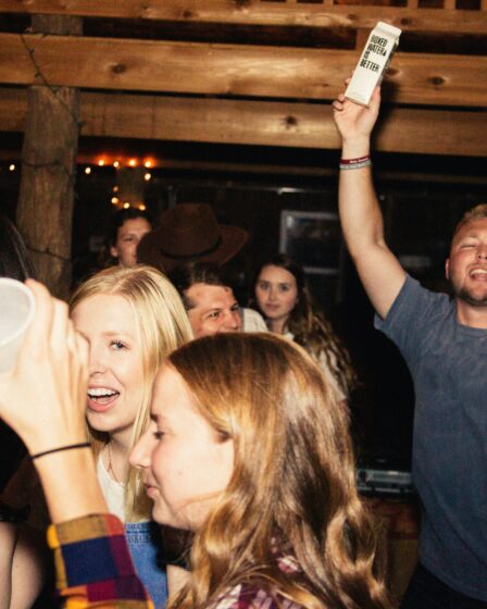 osoby imprezujące w drewnianym budynku