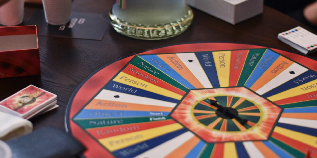 kolorowe koło fortuny na drewnianym tle