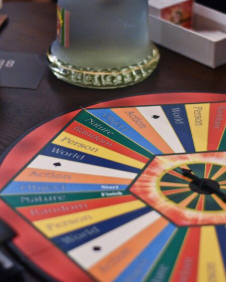 kolorowe koło fortuny na drewnianym tle