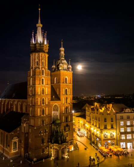 rynek w Krakowie wieczorem