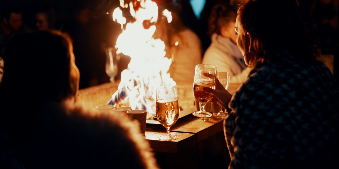 ludzie siedzący wokół ogniska