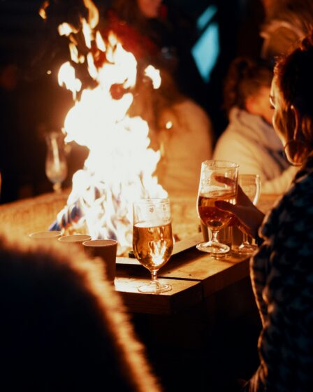 ludzie siedzący wokół ogniska