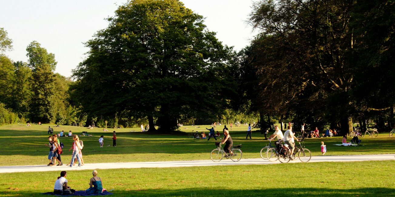 ludzie spacerujący w parku