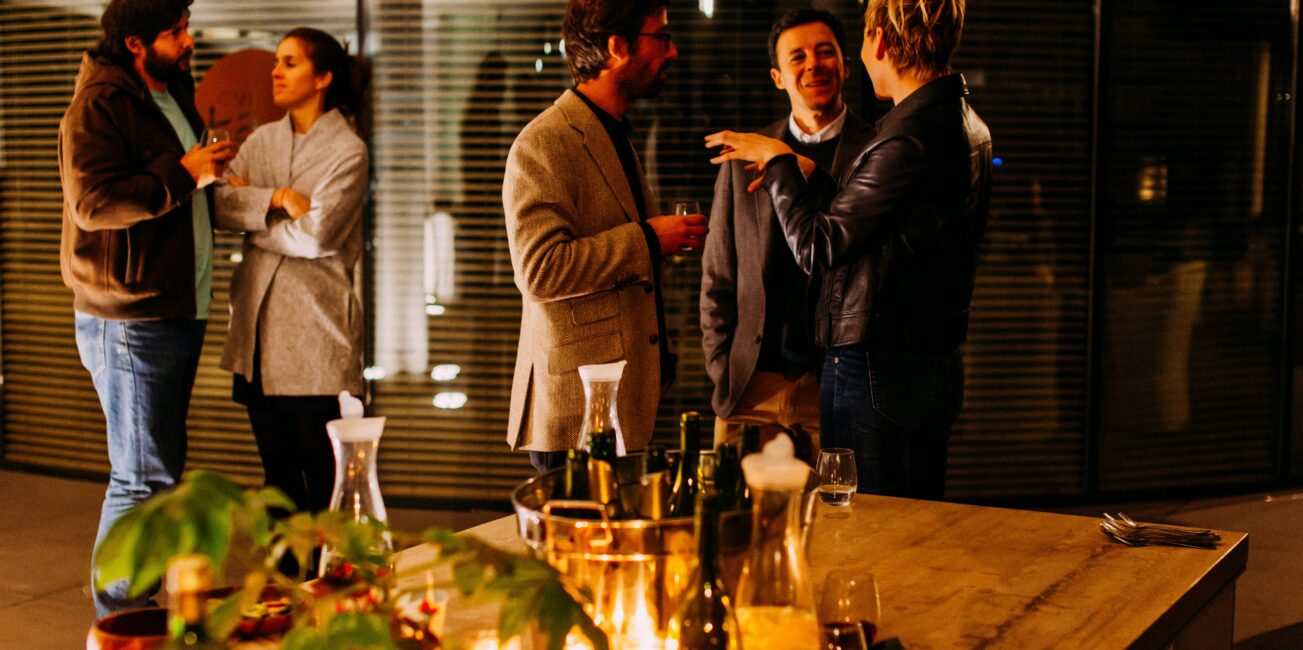 grupa ludzi rozmawiających ze sobą w pomieszczeniu