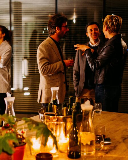 grupa ludzi rozmawiających ze sobą w pomieszczeniu