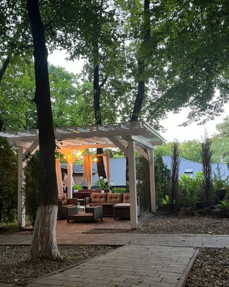 widok na altankę na zewnątrz