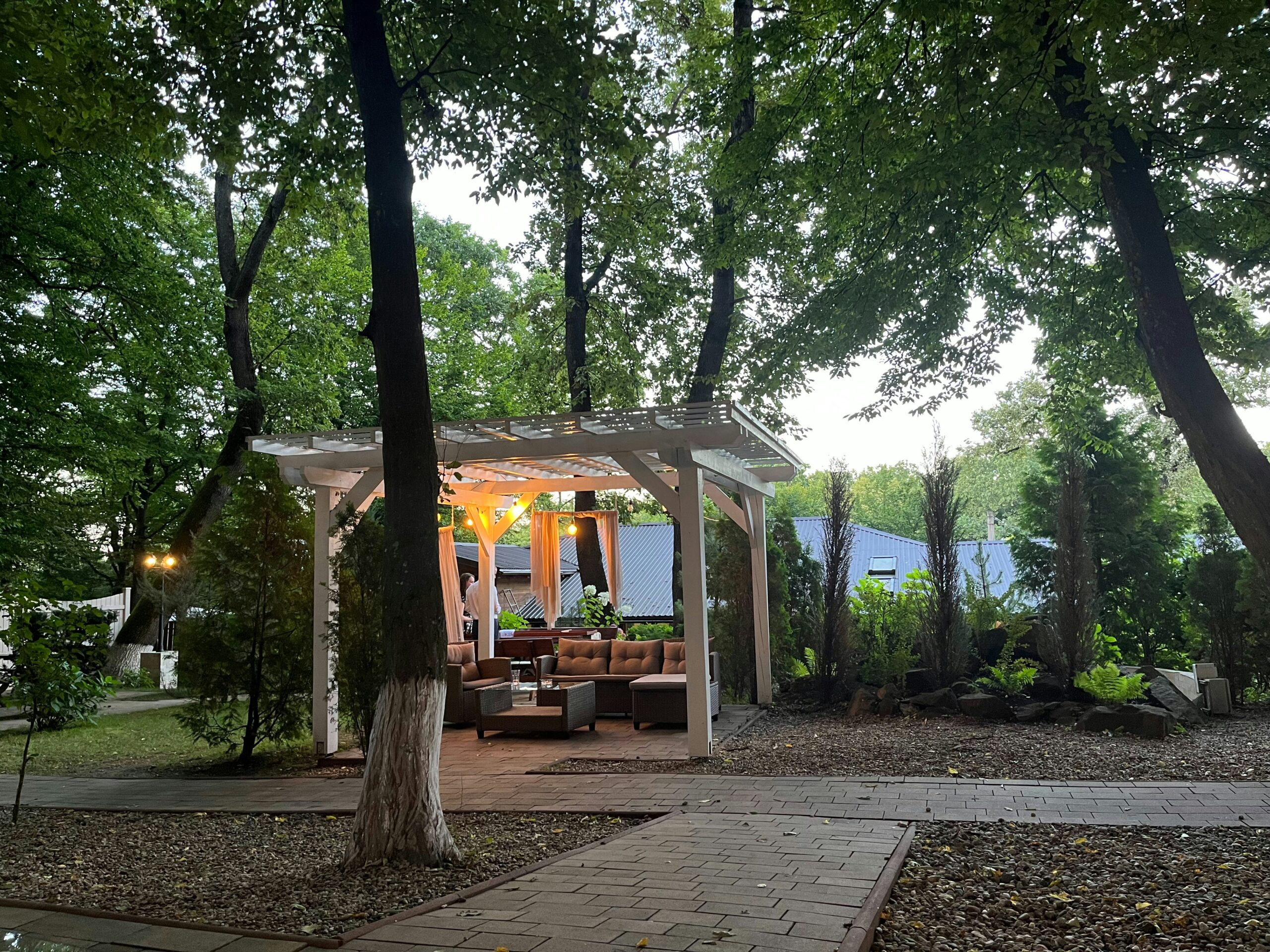 widok na altankę na zewnątrz