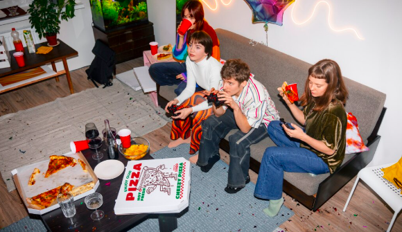 friends eating pizza, house party