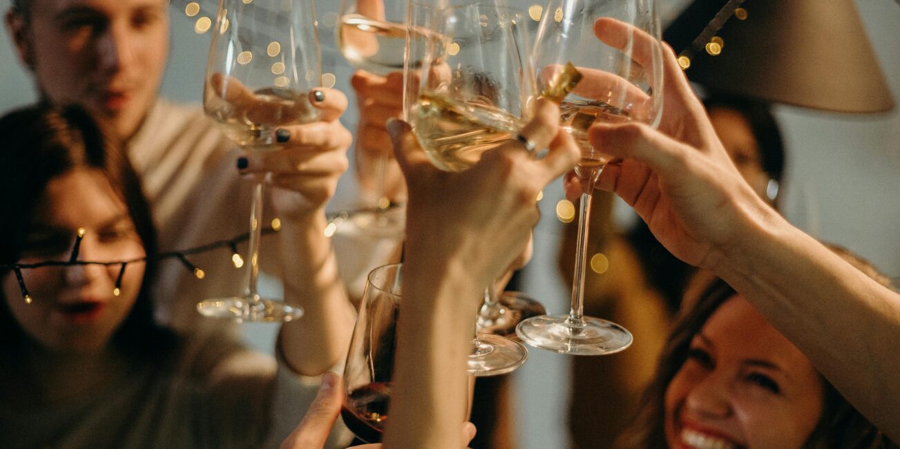 kieliszki, impreza, usmiech, zabawa, radosc