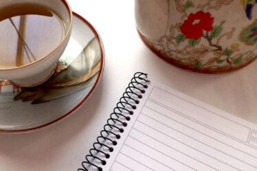 czajnik, notatnik, herbata