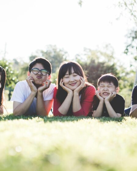 ludzie na zielonej trawie, usmiechy